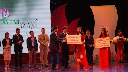 Ấn tượng đêm nghệ thuật “Ân tình xứ Nghệ” ở Thủ đô - 12 Đồng hành và ủng hộ chương trình, Tổng Công ty XDCTGT4 (Cienco4) đã ủng hộ chương trình 10 tỷ đồng.