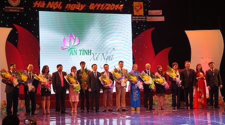 Ấn tượng đêm nghệ thuật “Ân tình xứ Nghệ” ở Thủ đô - 16 Đồng hành và ủng hộ chương trình, Tổng Công ty XDCTGT4 (Cienco4) đã ủng hộ chương trình 10 tỷ đồng.