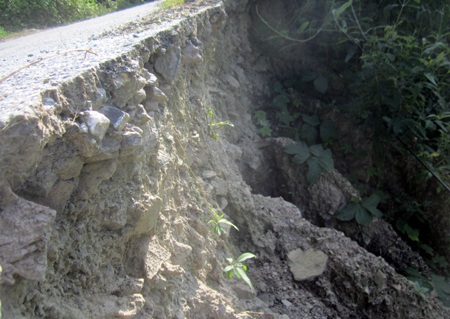  Con đường nhựa duy nhất vào xã Lượng Minh cũng đã xuất hiện một số điểm sạt lở nghiêm trọng.