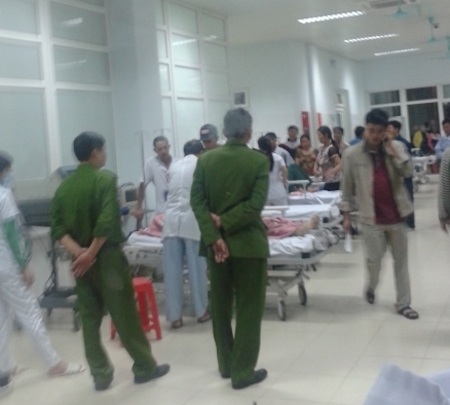 Súng nổ trong đêm trước cửa nhà, người phụ nữ tử vong - 2 Nạn nhân được đưa đi cấp cứu và Công an có mặt để điều tra.