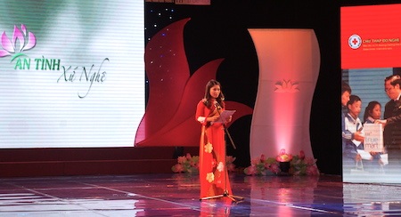 Ấn tượng đêm nghệ thuật “Ân tình xứ Nghệ” ở Thủ đô - 1 Bà Nguyễn Lương Hồng - Chủ tịch Hội Chữ thập đỏ Nghệ An phát biểu tại buổi lễ.