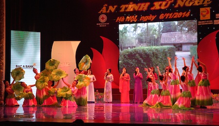 Ấn tượng đêm nghệ thuật “Ân tình xứ Nghệ” ở Thủ đô - 9 Bà Nguyễn Lương Hồng - Chủ tịch Hội Chữ thập đỏ Nghệ An phát biểu tại buổi lễ.
