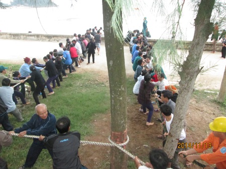 Hàng trăm người dân được huy động kéo tàu...