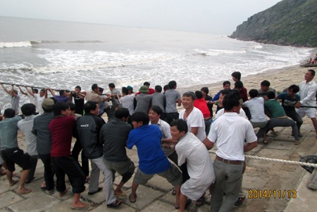 Huy động hàng trăm người dân kéo tàu bị đắm dưới biển lên bờ - 2 Hàng trăm người dân được huy động kéo tàu...