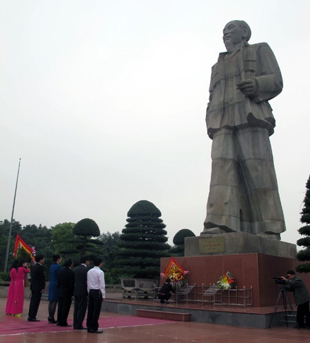 Trồng 20 cây hoa anh đào tại Quảng trường Hồ Chí Minh - 1 Trước tượng đài Chủ tịch Hồ Chí Minh, ông