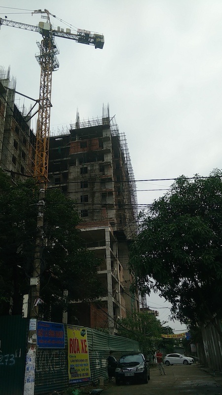 Hàng ngàn người "cược tính mạng" dưới những công trình dang dở - 1 Hàng ngàn người cược tính mạng dưới những công trình dang dở