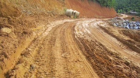 Phần lớn còn lại bị xói mòn, sạt lở, hư hỏng và đường cấp phối mới san ủi mặt bằng...