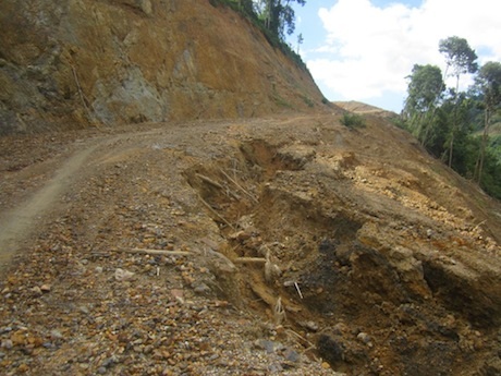 Phần lớn còn lại bị xói mòn, sạt lở, hư hỏng và đường cấp phối mới san ủi mặt bằng...