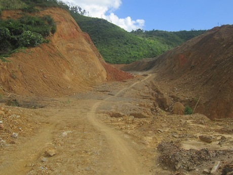 Phần lớn còn lại bị xói mòn, sạt lở, hư hỏng và đường cấp phối mới san ủi mặt bằng...
