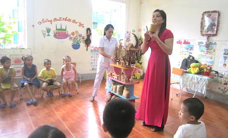 Các cô giáo vừa thuyết minh, vừa hướng dẫn các em học tập các mô hình.