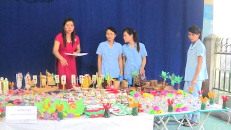 Các cô giáo vừa thuyết minh, vừa hướng dẫn các em học tập các mô hình.