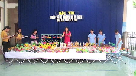 Các giáo viên chấm điểm cho các mô hình.