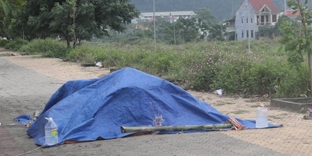 Thi thể nạn nhân đang được lực lượng chức năng bảo vệ tại hiện trường, chờ người thân ra nhận xác.