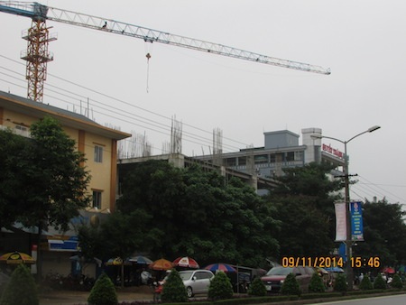 Hàng ngàn người "cược tính mạng" dưới những công trình dang dở - 2 Những khu chung cư gian dở... khi những chiếc cần cẩu treo lơ lửng trên không trung.