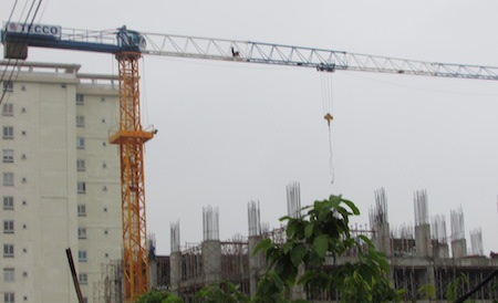 Hàng ngàn người "cược tính mạng" dưới những công trình dang dở - 6 Những khu chung cư gian dở... khi những chiếc cần cẩu treo lơ lửng trên không trung.