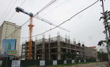 Hàng ngàn người "cược tính mạng" dưới những công trình dang dở - 7 Những khu chung cư gian dở... khi những chiếc cần cẩu treo lơ lửng trên không trung.
