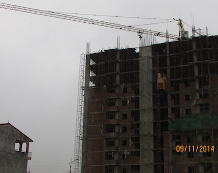 Hàng ngàn người "cược tính mạng" dưới những công trình dang dở - 8 Những khu chung cư gian dở... khi những chiếc cần cẩu treo lơ lửng trên không trung.