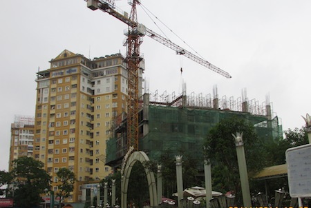 Hàng ngàn người "cược tính mạng" dưới những công trình dang dở - 5 Những khu chung cư gian dở... khi những chiếc cần cẩu treo lơ lửng trên không trung.
