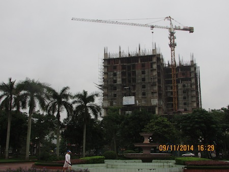 Hàng ngàn người "cược tính mạng" dưới những công trình dang dở - 3 Những khu chung cư gian dở... khi những chiếc cần cẩu treo lơ lửng trên không trung.