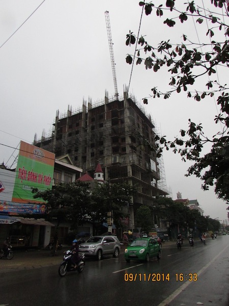 Hàng ngàn người "cược tính mạng" dưới những công trình dang dở - 4 Những khu chung cư gian dở... khi những chiếc cần cẩu treo lơ lửng trên không trung.