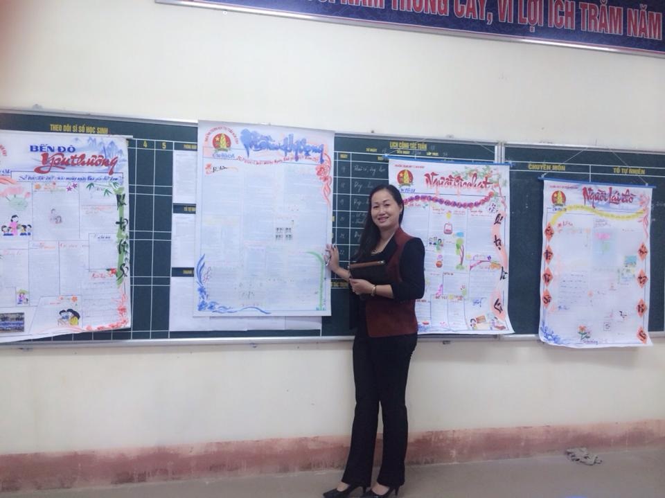 Những số báo tường đặc biệt chào mừng ngày Nhà giáo Việt Nam - 12 Cô giáo bên những trang báo tường đặc biệt.