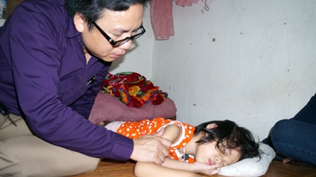 Bé Bảo Trâm đau đớn khi căn bệnh hành hạ.