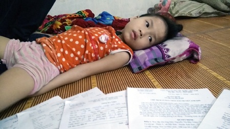 Cháu Bảo Trâm đang có nguy cơ liệt giường vì căn bệnh teo cơ hóa tủy bẩm sinh hiếm gặp