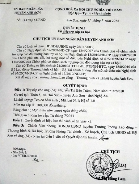 Chủ tịch UBND huyện Anh Sơn có quyết định trở cấp cho gia đình chị Thuỷ vì hoàn cảnh khó khăn.
