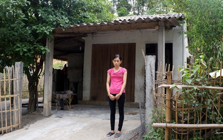 Chị Thuỷ trước căn nhà chỉ mấy chục mét vuông nhưng đã được cầm cố ở ngân hàng.