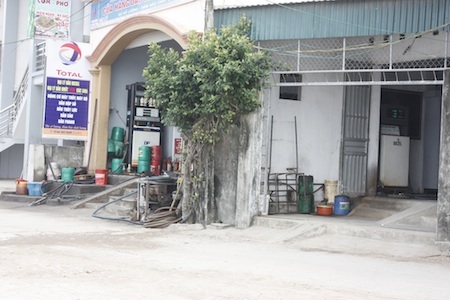 Những trụ dầu được đặt ngay trong nhà, phía dưới nền là những bể chứa dầu Diezen.