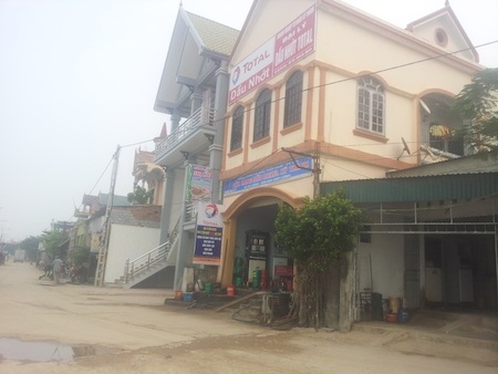 Ẩn họa với người dân sống trên những bể chứa dầu - 4 Những cửa hàng dầu nhìn ra bến cảng Lạch Quèn.