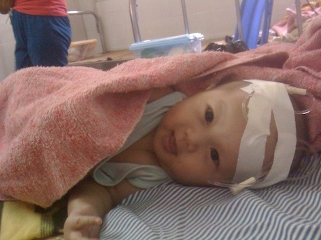 Bé Chiến sinh ra chưa được hai ngày tuổi thì nằm bệnh viện cho tới tận 5 tháng sau.