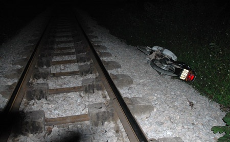 Chiếc xe máy của nạn nhân bị kéo lê gần 100m.