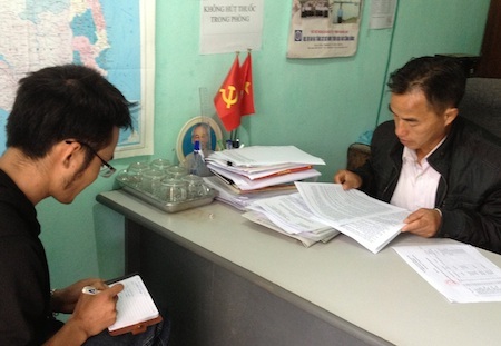 Ông Lầu Và Chồng - Chủ tịch UBND xã Na Ngoi đang trao đổi với PV.