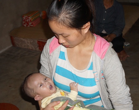 Xót xa cháu bé 6 tháng tuổi không có hậu môn kèm bệnh tim bẩm sinh - 5 Người mẹ trẻ và đứa con bị bệnh không hậu môn, tim bẩm sinh.