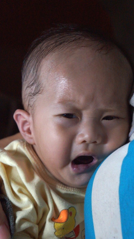 Xót xa cháu bé 6 tháng tuổi không có hậu môn kèm bệnh tim bẩm sinh - 8 Mỗi khi cơn đau hành hạ, bé Chiến khóc liền tù tì khoảng 1h đồng hồ.