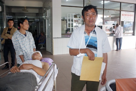 Nhắc nhở vì đổ rác bừa bãi, 3 công nhân môi trường bị đánh trọng thương - 1 Nhắc nhở vì đổ rác bừa bãi, 3 công nhân môi trường bị đánh trọng thương