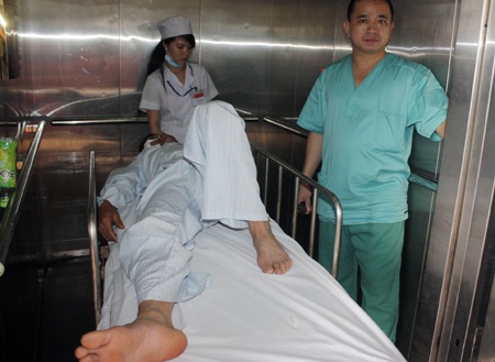 Nhắc nhở vì đổ rác bừa bãi, 3 công nhân môi trường bị đánh trọng thương - 3 Hiện các công nhân vẫn đang được điều trị tích cực tại bệnh viện đa khoa 115 Nghệ An.