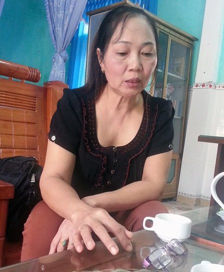 Kỷ luật Đảng giáo viên sử dụng bằng giả để tiến chức - 1 Bà Đinh Thị Hồng Vân - người đã mượn bằng cấp 3 của bạn mình và giữ chức hiệu trưởng suốt 14 năm.