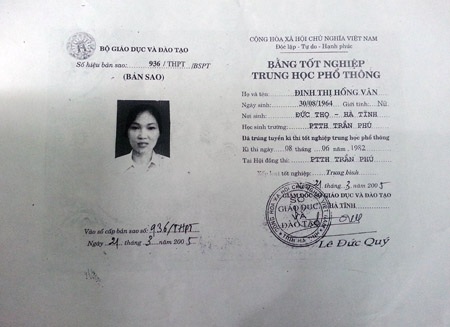 Kỷ luật Đảng giáo viên sử dụng bằng giả để tiến chức - 2 Bằng tốt nghiệp mà bà Vân đã mượn bạn để sử dụng trong suốt 1 thời gian dài mà không bị phát giác.