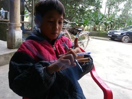 Công an xã ép cháu bé 10 tuổi nhận tội vì nghi ngờ ăn trộm chim - 2 Cháu Hạnh thuật lại khi lên công an xã đã bị ép nhận tội và dùng bút kẹp vào các ngón tay.