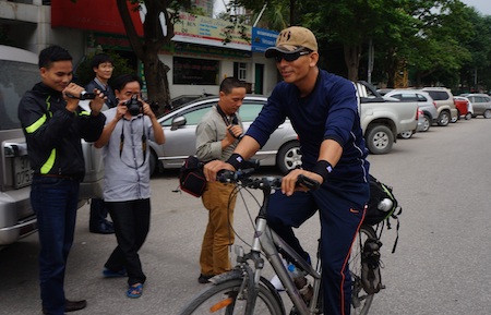 Anh Vũ Đức Dương tâm sự cùng anh em báo chí và bạn bè trong ngày đặt chân đến thành phố Vinh.