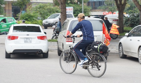 Sau hơn 1h nghỉ ngơi ngắn ngủi tại TP Vinh, anh Dương lại tiếp tục hành trình.
