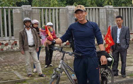 Một phúc nghỉ ngơi xem xe có vấn đề gì không cũng là lúc mọi người kéo đến xem.