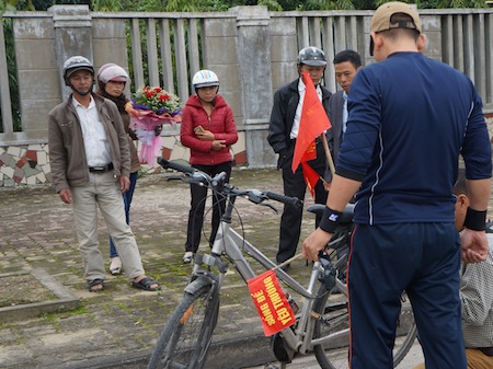 Một phúc nghỉ ngơi xem xe có vấn đề gì không cũng là lúc mọi người kéo đến xem.