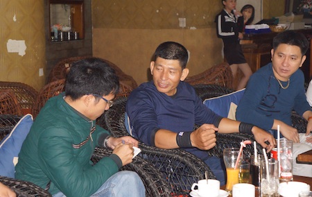 Anh Vũ Đức Dương tâm sự cùng anh em báo chí và bạn bè trong ngày đặt chân đến thành phố Vinh.