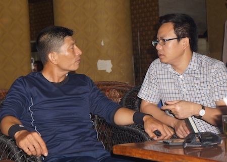 Đạp xe xuyên Việt xin thẻ bảo hiểm y tế cho người nghèo