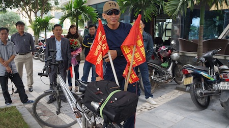 Anh Vũ Đức Dương tâm sự cùng anh em báo chí và bạn bè trong ngày đặt chân đến thành phố Vinh.