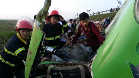 Công an chữa cháy phải dùng máy cắt sắt để giải cứu những người còn lại mắc kẹt trong xe.