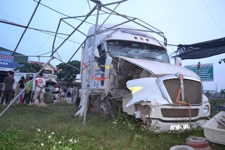 Sau khi bị xe tải chở đá đâm, xe bồn lao vào vườn hoa gần đó rồi mới chịu dừng lại.